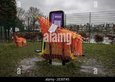 L'area ricreativa per le attivita' della palestra e' cordonata a causa delle linee guida per il blocco del coronavirus nel sud-ovest di Londra, Inghilterra, Regno Unito Foto Stock