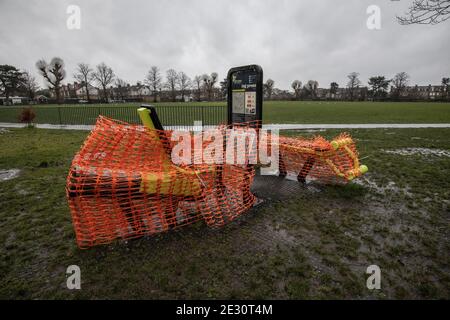 L'area ricreativa per le attivita' della palestra e' cordonata a causa delle linee guida per il blocco del coronavirus nel sud-ovest di Londra, Inghilterra, Regno Unito Foto Stock