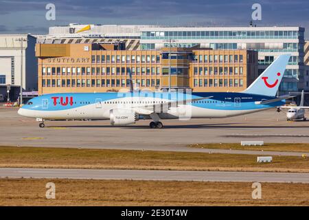 Stoccarda, Germania - 19 dicembre 2020: Aereo TUI Boeing 787-9 Dreamliner all'aeroporto di Stoccarda (Str) in Germania. Boeing è un velivolo americano Foto Stock