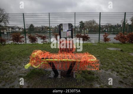 L'area ricreativa per le attivita' della palestra e' cordonata a causa delle linee guida per il blocco del coronavirus nel sud-ovest di Londra, Inghilterra, Regno Unito Foto Stock