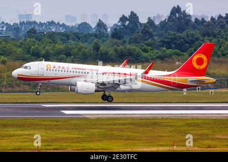 Chengdu, Cina - 22 settembre 2019: Aereo Chengdu Airlines Airbus A320 all'aeroporto di Chengdu (CTU) in Cina. Airbus è un costruttore europeo di aeromobili Foto Stock