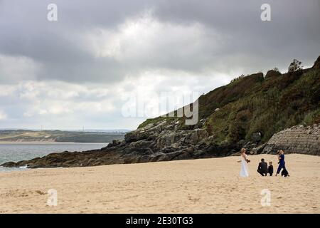 Una vicina spiaggia deserta di Porthminster nella città di St Ives in Cornovaglia offre un ambiente perfetto per un fotografo di matrimoni per registrare una giornata speciale. La a Foto Stock