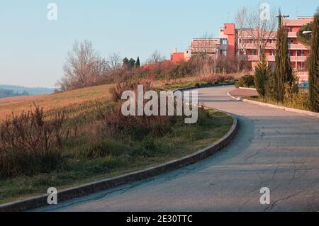 Una strada pedonale lastricata in un villaggio di campagna (Pesaro, Italia, Europa) Foto Stock