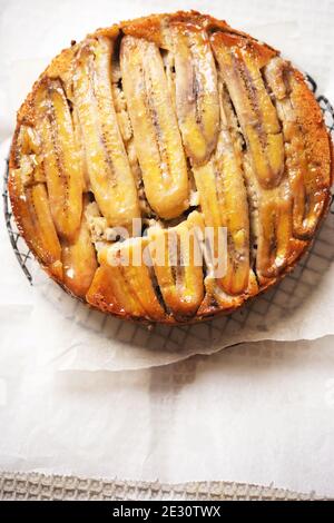 Torta capovolta di banana al cioccolato fondente Foto Stock