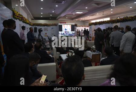 Guwahati, Assam, India. 15 gennaio 2021. Gli operatori sanitari indiani guardano il telefilm dal vivo del primo ministro indiano Narendra modi discorso durante il lancio di Covid-19 vaccinazione drive via video conferenza al Gauhati Medical College Hospital (GMCH) a Guwahati Assam India Sabato 16 gennaio 2020. Credit: Dasarath Deka/ZUMA Wire/Alamy Live News Foto Stock