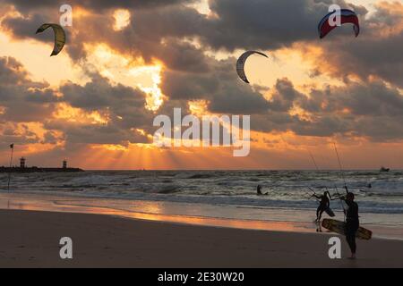 Il kite surf al tramonto sulla spiaggia di Scheveningen, Ne Foto Stock