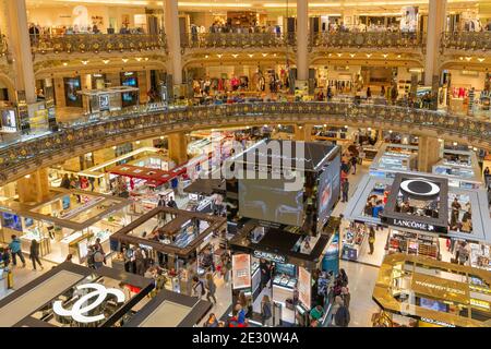 People shopping nel lusso Lafayette department store di Parigi, Francia Foto Stock