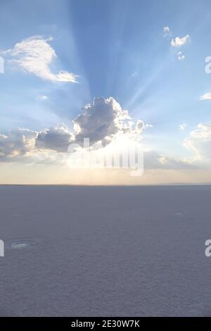 Bel cielo sopra il lago salato a Tuz Golu, Aksaray, Turchia Foto Stock