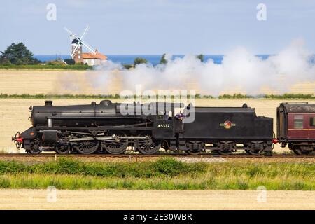 Black Five 45337 motore a vapore passando Weybourne mulino a vento, Norfolk Nord ferrovia, Foto Stock