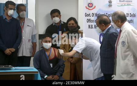 Un operatore sanitario riceve il vaccino Covid-19 presso l'All India Institute of Medical Sciences (AIIMS) a Nuova Delhi sabato 16 gennaio 2021, che segna il lancio del più grande programma di immunizzazione del mondo. Fotografia: Sondeep Shankar Foto Stock