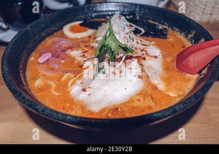primo piano vista del ramen caldo di kimchi appena servito Foto Stock