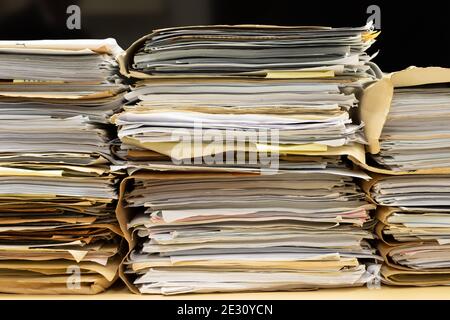 Primo piano dei file nelle cartelle impilati in un ordine disordinato. Foto Stock