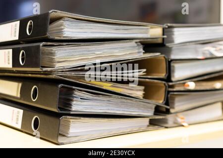 Primo piano vecchi file e documenti di grandi cartelle in archivi di documenti finanziari aziendali. Foto Stock