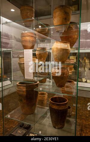 Diverse cremazioni dell'età del bronzo (1900 a.C.) sono esposte nel Salisbury Museum di Salisbury, Wiltshire, Regno Unito. Foto Stock