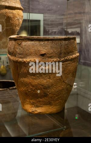 Un'urna crematorio dell'età del bronzo (1900-1500 a.C.) trovata in un Barrow del Wiltshire in mostra al Salisbury Museum, Salisbury, Wiltshire, Regno Unito. Foto Stock