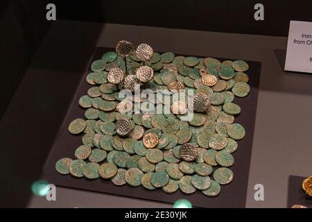 Il Tisbury Iron Age Stater Hoard of Coins nel Salisbury Museum, Salisbury, Wiltshire, Regno Unito. Foto Stock