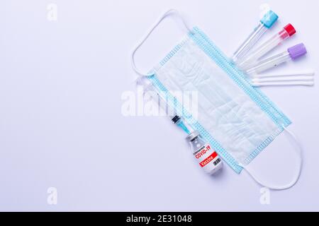 Maschera medica, test e vaccino contro covid 19. Concetto di lotta contro il coronavirus. Foto Stock