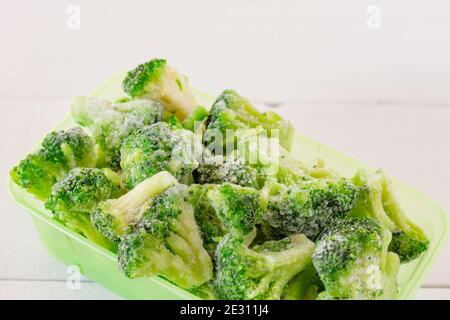 verdure di broccoli surgelate in contenitori di plastica. Stock di pasto per l'inverno Foto Stock