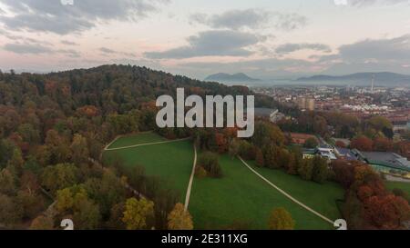 Mattinata spettacolare vista panoramica della cittã di Ljubljana. Foto Stock