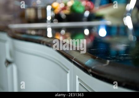 Vista prospettica del piano di appoggio in granito lucido, piano di appoggio con sfondo bokeh. Lastra di pietra utilizzata per diversi scopi, ad esempio montaggio professionale Foto Stock