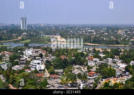 Colombo, Sri Lanka - Febbraio, 2017: Veduta aerea della città di Colombo. Piccole case residenziali e palme verdi in primo piano. Foto Stock