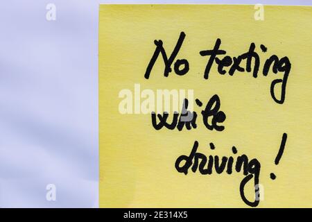 Nessun testo durante la guida scrittura a mano testo da vicino isolato su carta gialla con spazio per la copia. Foto Stock