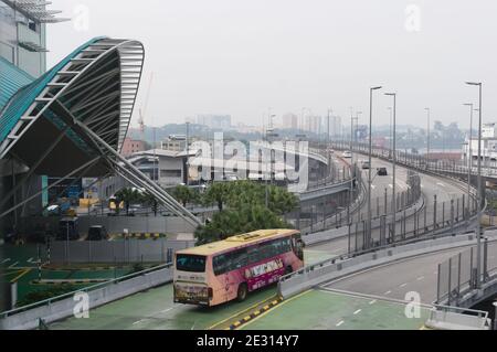Johor Bahru, Malesia - Agosto 2015: Autobus pubblico che attraversa lo stretto di Johore o lo stretto di Johor in un ponte per Singapore Foto Stock