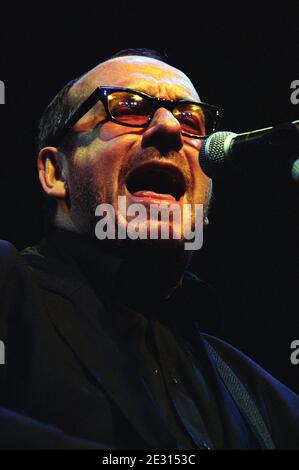 Elvis Costello in concerto presso l'Astoria di Londra, Regno Unito. 16 aprile 2002 Foto Stock