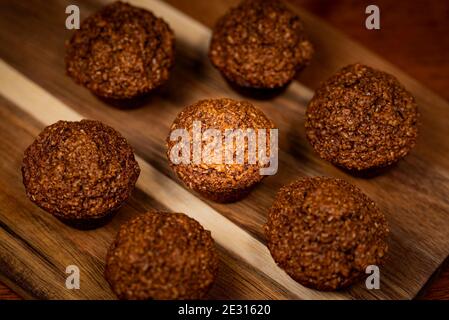 Muffin di crusca biologici fatti in casa serviti su vassoio di legno Foto Stock