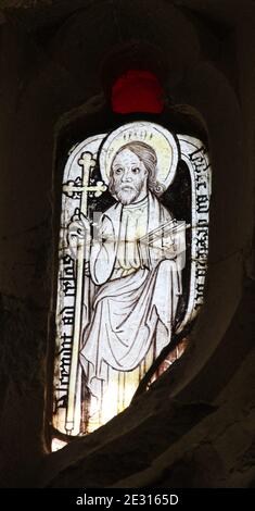 Una vetrata medievale raffigurante Giacomo, figlio di Zebedee Apostolo, Lanteglos di Camelford Church, Cornovaglia Foto Stock