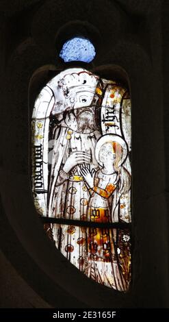 Una vetrata medievale raffigurante il padre di Joachim di Maria e Maria come bambino, la chiesa di St Julitta, Lanteglos di Camelford, Cornovaglia, Inghilterra Foto Stock