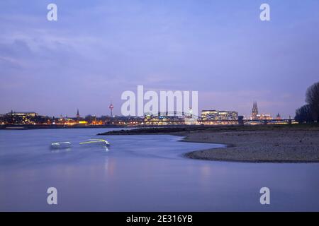 Vista sul Suedbruecke, ponte ferroviario sul fiume Reno, al porto di Rheinau con le case delle gru e alla cattedrale, Colonia, Germania. Foto Stock