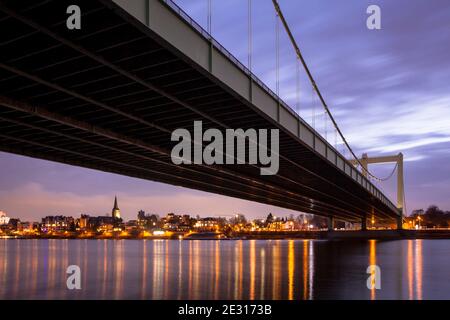 Il ponte Rodenkirchener sul fiume Reno, ponte dell'Autobahn A4, sullo sfondo il quartiere Rodenkirchen, Colonia, Germania. Die Rodenki Foto Stock