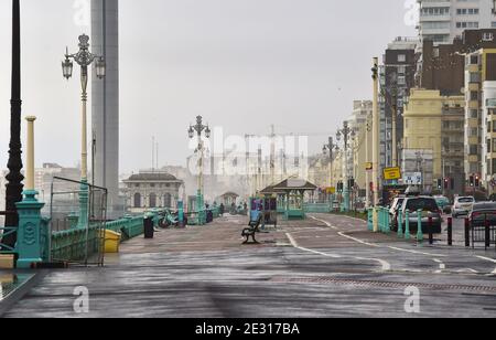 Brighton UK 16 gennaio 2021 - UN tranquillo lungomare di Brighton in una giornata bagnata e ventosa lungo la costa meridionale, come le restrizioni di blocco Coronavirus COVID-19 continuano in Inghilterra . : Credit Simon Dack / Alamy Live News Foto Stock