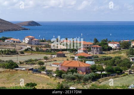 Piccole barche a vela nella baia di Plati spiaggia, Lignos, Grecia Foto Stock