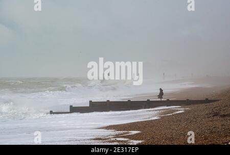 Brighton UK 16 gennaio 2021 - le onde rotolano lungo il lungomare di Brighton in una giornata bagnata e ventosa lungo la costa meridionale, come le restrizioni di blocco Coronavirus COVID-19 continuano in Inghilterra . : Credit Simon Dack / Alamy Live News Foto Stock