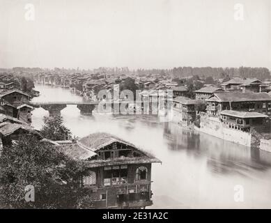 Fotografia d'epoca del XIX secolo: Ponte di legno sul fiume Jhelum, Srinagar. Srinagar è la città più grande e la capitale estiva del territorio sindacale indiano di Jammu e Kashmir. circa 1870's. Foto Stock