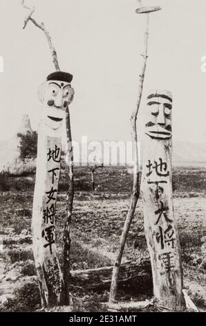 Vintage inizio 20 ° secolo fotografia - Corea: Un jangseung o guardiano villaggio è un totem coreano palo di solito fatto di legno. Foto Stock