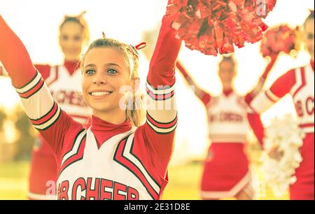 Ritratto di un cheerleeder in azione Foto Stock