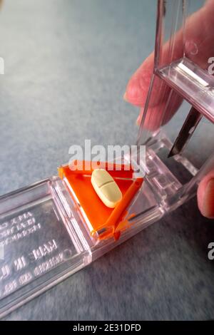 Uno splitter per pillola è un modo conveniente per tagliare pillole, Stati Uniti d'America Foto Stock