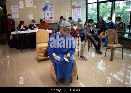 Kolkata, Bengala Occidentale, India. 16 gennaio 2021. I lavoratori della prima linea COVID sono in attesa di essere vaccinati. La prima fase di vaccinazione inizia in India da oggi, 16 gennaio 2021. Attualmente esistono due tipi di vaccini approvati dal governo indiano. L'altro è Covaxin sviluppato da Bharat Biotech in collaborazione con il Consiglio indiano di Ricerca medica (ICMR). Credit: ZUMA Press, Inc./Alamy Live News Foto Stock