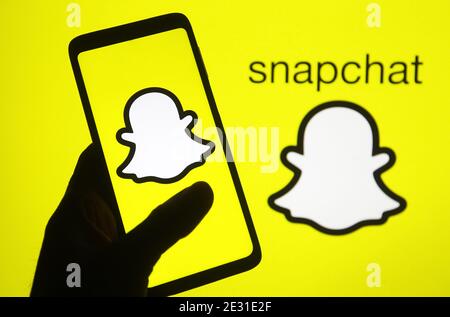 Ucraina. 15 gennaio 2021. In questa illustrazione fotografica, il logo Snapchat viene visualizzato sullo schermo di un telefono cellulare, la silhouette di una mano che tiene un telefono con il logo Snapchat sullo sfondo. Credit: SOPA Images Limited/Alamy Live News Foto Stock