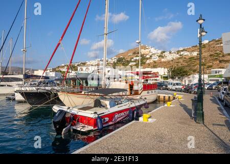 IOS, Grecia - 21 settembre 2020: Barche ormeggiate nel porto principale dell'isola di iOS. Isole CICLADI, Grecia Foto Stock