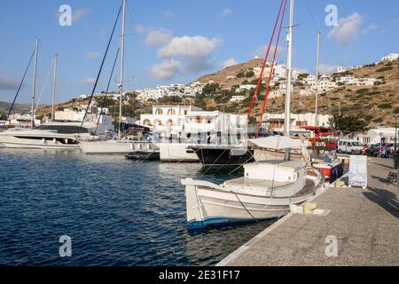 IOS, Grecia - 21 settembre 2020: Barche ormeggiate nel porto di Chora sull'isola di iOS Cicladi, Grecia Foto Stock