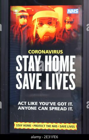 Londra, Regno Unito. 09 gennaio 2021. Il poster della campagna pubblicitaria del governo 'Stay Home, Save Lives' Covid-19 a Londra è stato visualizzato, in quanto il numero di casi della variante mutata del virus SARS-Cov-2 continua a diffondersi in tutto il paese. Credit: SOPA Images Limited/Alamy Live News Foto Stock