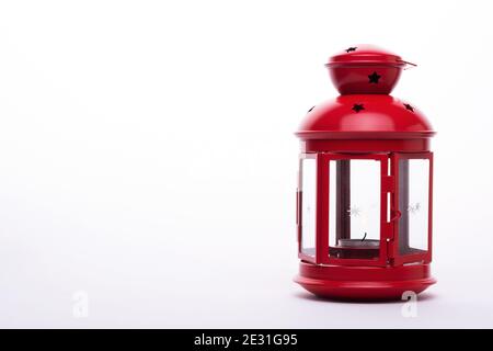 Lanterna rossa di Natale isolata su bianco. Foto Stock