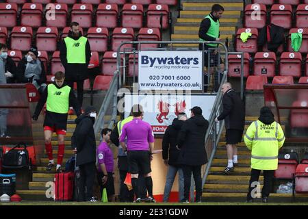 Match Referee Brett Huxtable si trova fuori dal tunnel, mentre una commozione può essere udita durante la metà del match Sky Bet League 2 al Breyer Group Stadium, London Picture di ben Peters/Focus Images/Sipa USA 16/01/2021 Foto Stock