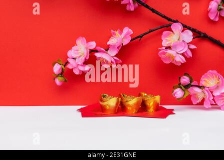 Sakura Blossom, lingotto d'oro in cima alla Red Envelope - sfondi cinesi per il capodanno Foto Stock