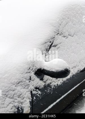 Finestrini e uno specchio nella neve. Il problema della stagione invernale. Primo piano. Foto Stock