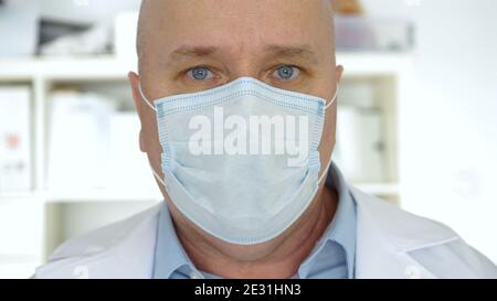 Immagine con il medico che indossa la maschera protettiva per il viso in ospedale Foto Stock